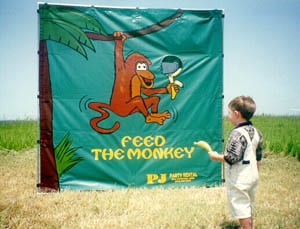 Her skal barna kaste bananer inn til apen som er avbildet på en stor vegg. Personen som betjener aktiviteten er barnas egen ape. Vi har mange slike spill. Pakkes flatt og blir store og ruvende når de settes opp. Her er flere vegger satt sammen til en 6 meters underholdningsvegg.

Se video