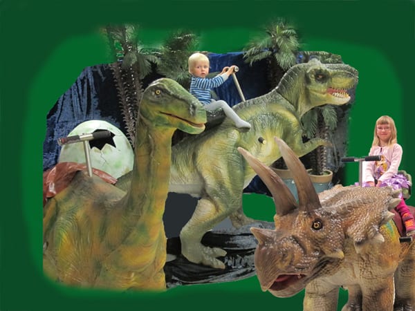 Et spennende og forhistorisk innslag til ditt arrangement. Kjøttulf er animatronisk. Det vil si at den rører på seg, brøler, blinker med øynene osv. Du kan leie flere tilleggsattraksjoner som kjempeegg, kulisse, beplanting, røyk. Lys og lyd. Vi har Torvald som er Triceratops og 140 millioner år, en langhals som heter RonalDino. Disse to kan gå rundt med barna på ryggen, der barna styrer selv. Medfølger kjempeegg som barna kan fotograferes i, vulkan, dinomaskoter og masse gøy.
Noe av det mest populære er vår lille babydinosaur. Vi bygger opplegg etter areal og ønske.
