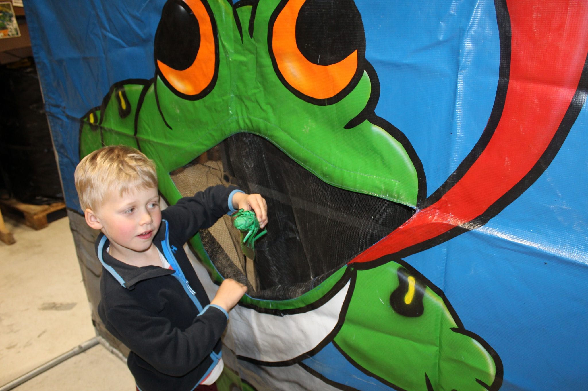 En nyhet i vårt Gammeldags Tivoli, der barna skal forsøke å mate frosken med store, skumle innsekter.

Se video