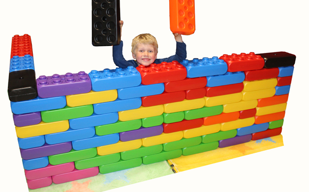 Lego er favoritten til de fleste barn. Vi har en megautgave med kjempestore klosser. Dette gjør aktiviteten ny og spennende. Her kan de bygge seg en egen salong som på bildet, borg, hus eller fantasifigurer. Hvis ønskelig kan vi levere et fargerikt gjerde som er leddet i 120 cm moduler. Slik har du et avgrenset lekeområde for barna, samt at man unngår at klossene kommer på avveie. Vi kan også levere en myk matte som demper lyd og skåner pene klær. Leveres med gjerde, 150 eller 250 kjempeklosser.
